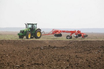 Un SRL deţinut de un italian vinde zeci de hectarede teren agricol în judeţul Constanţa